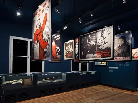 Ausstellungsraum mit Plakaten im Museum Berlin-Karlshorst